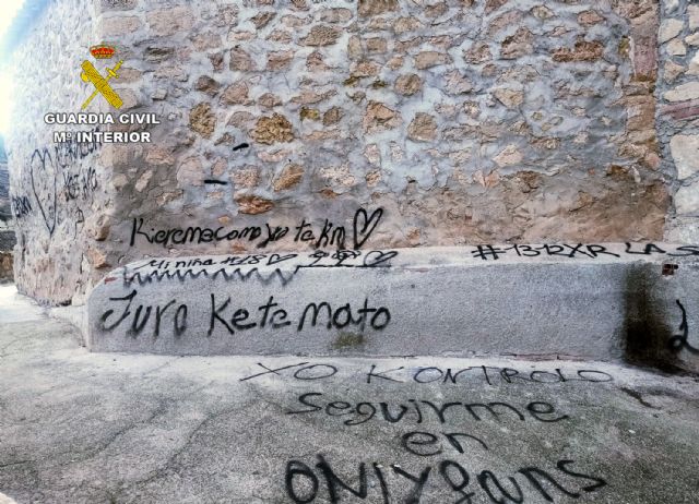La Guardia Civil investiga a dos jóvenes por varias pintadas en la fachada de una ermita y en instalaciones municipales de Pliego - 3, Foto 3