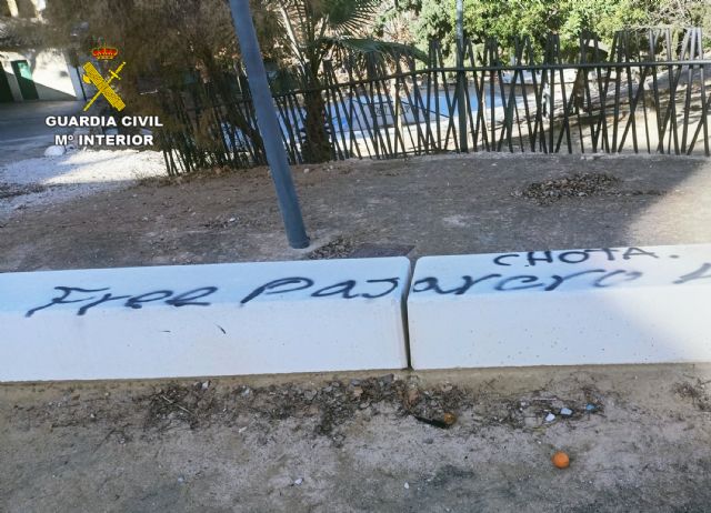 La Guardia Civil investiga a dos jóvenes por varias pintadas en la fachada de una ermita y en instalaciones municipales de Pliego - 4, Foto 4