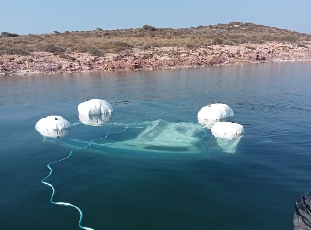 La Fundación Estrella de Levante, la Cofradía de Pescadores, ANSE y WWF retiran barcos hundidos del Mar Menor - 1, Foto 1