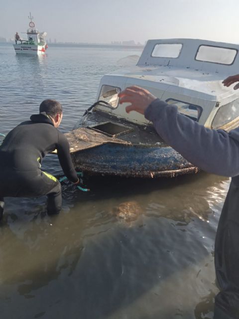 La Fundación Estrella de Levante, la Cofradía de Pescadores, ANSE y WWF retiran barcos hundidos del Mar Menor - 2, Foto 2