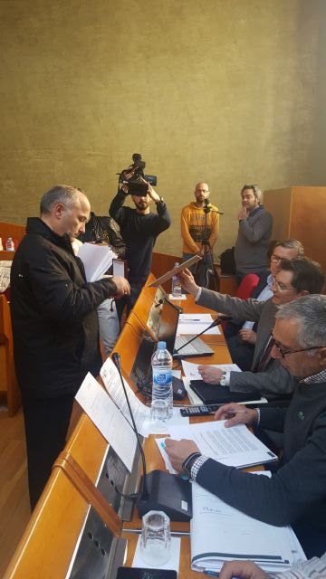 Antonio Meca devuelve provisionalmente la medalla honorífica de la Corporación Municipal - 2, Foto 2