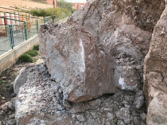 El PSOE solicita el refuerzo de las laderas rocosas en el entorno de los centros educativos de San Cristóbal - 1, Foto 1