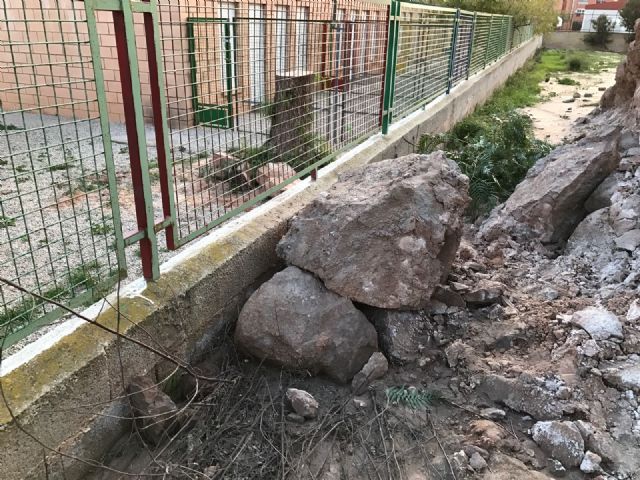 El PSOE solicita el refuerzo de las laderas rocosas en el entorno de los centros educativos de San Cristóbal - 3, Foto 3