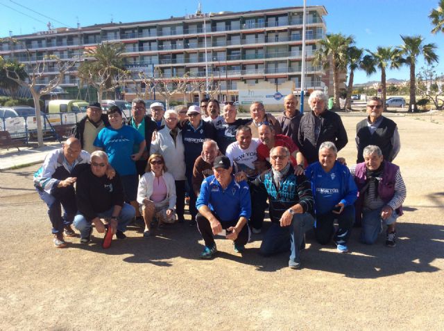 16 equipos de petanca de España y Francia compiten en un amistoso celebrado en el club de Puerto de Mazarrn, Foto 1