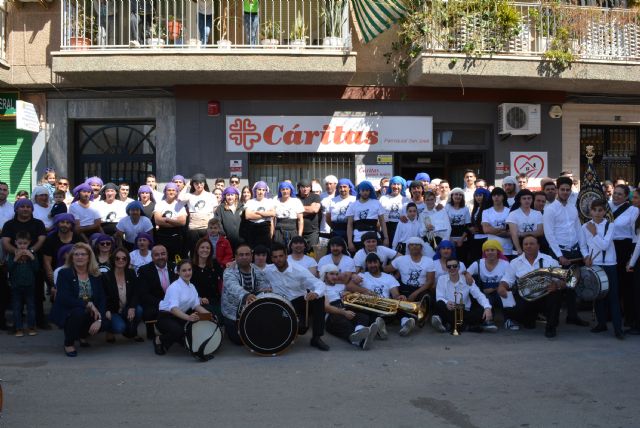 Los aguileños depositan sus kilos de solidaridad sobre los tronos del Nazareno y la Oración del Huerto - 1, Foto 1