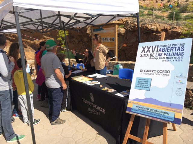 Un millar de personas asiste a la XXVI Jornada de Puertas Abiertas de la Sima de las Palomas - 1, Foto 1