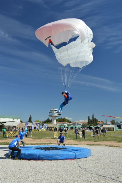 Comenzó en la Base Aérea de Alcantarilla el 50 Campeonato Nacional Militar de Paracaidismo y Torneo Internacional - 2, Foto 2