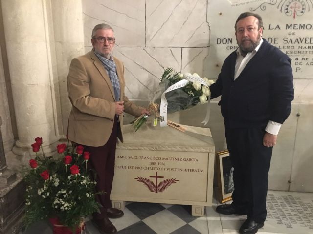 El Colegio de Periodistas deposita un ramo en la tumba de Francisco Martínez García quien fuera presidente de la Asociación de 1929 a 1931 - 1, Foto 1