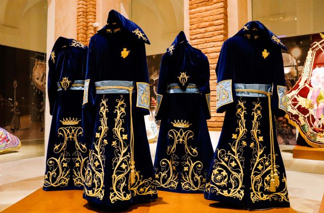 Nuevas túnicas para los portadores de los estandartes de San Juan y Magdalena - 1, Foto 1