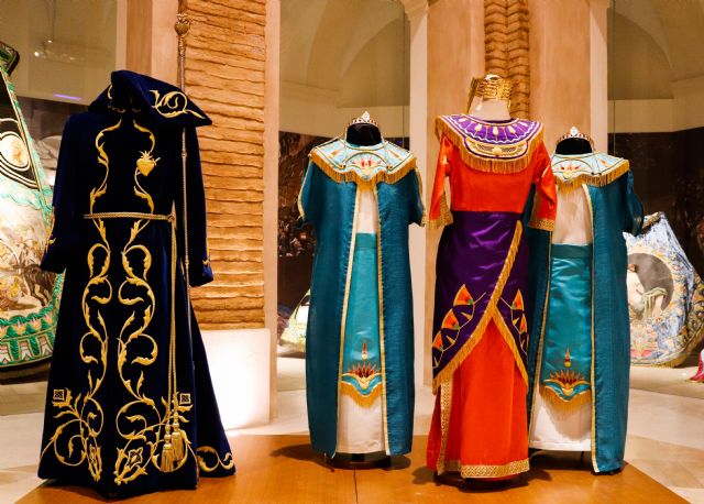 Nuevas túnicas para los portadores de los estandartes de San Juan y Magdalena - 2, Foto 2
