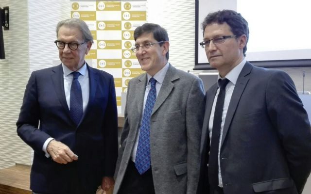 El consejero Manuel Villegas presenta el libro 100 medidas que mejoran el sector de la salud - 1, Foto 1