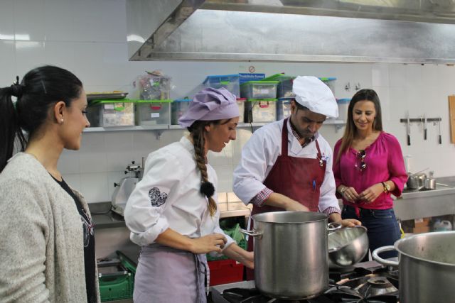 Una quincena de personas desempleadas se forman en operaciones básicas de cocina - 1, Foto 1