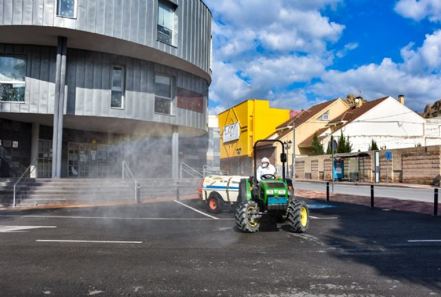 Calles y plazas de Archena vuelven a ser desinfectadas pero en esta ocasión con tractores agrícolas - 1, Foto 1