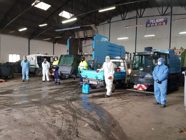 Las labores de desinfección son diarias y desde el Ayuntamiento agradecen al equipo humano que las lleva a cabo - 1, Foto 1