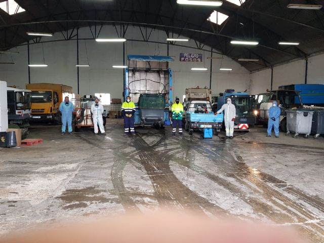 Las labores de desinfección son diarias y desde el Ayuntamiento agradecen al equipo humano que las lleva a cabo - 2, Foto 2