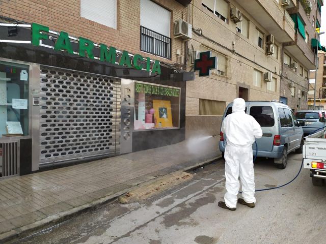 El Ayuntamiento desinfecta los exteriores de farmacias y estancos - 1, Foto 1