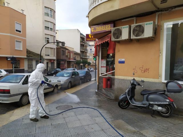 El Ayuntamiento desinfecta los exteriores de farmacias y estancos - 2, Foto 2