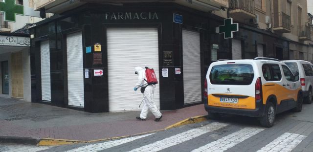 El Ayuntamiento desinfecta los exteriores de farmacias y estancos - 3, Foto 3