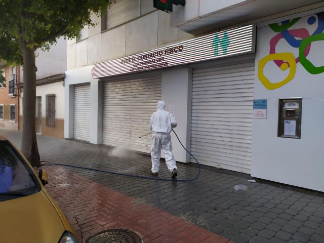 El Ayuntamiento desinfecta los exteriores de farmacias y estancos - 4, Foto 4