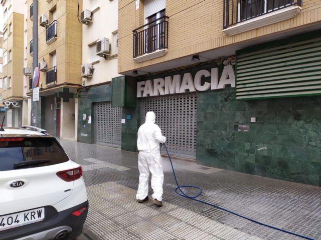 El Ayuntamiento desinfecta los exteriores de farmacias y estancos - 5, Foto 5