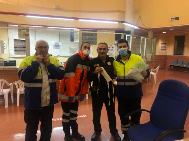 Comerciantes y vecinos de Fuente Álamo se vuelcan en la elaboración de mascarillas para profesionales sanitarios - 2, Foto 2