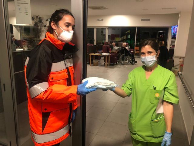 Comerciantes y vecinos de Fuente Álamo se vuelcan en la elaboración de mascarillas para profesionales sanitarios - 3, Foto 3