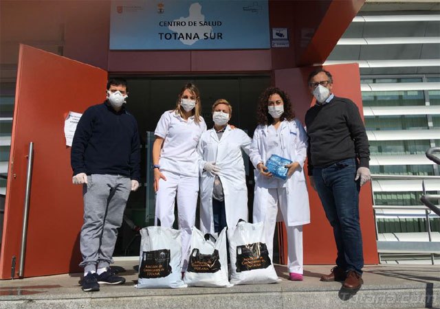 La Hdad. de La Cleofé dona material sanitario al Centro de Salud Totana Sur, Foto 1