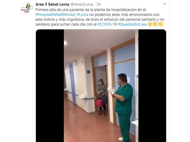 Emotiva despedida en el Rafael Méndez a la primera infectada que recibe el alta, que se trata de una vecina de Totana, Foto 1