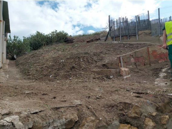 El Ayuntamiento de Lorca lleva a cabo la limpieza del Cabezo del Tesoro situado en el barrio de San Cristóbal para el desbroce y la retirada de basura - 1, Foto 1