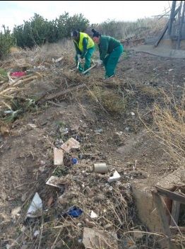 El Ayuntamiento de Lorca lleva a cabo la limpieza del Cabezo del Tesoro situado en el barrio de San Cristóbal para el desbroce y la retirada de basura - 3, Foto 3