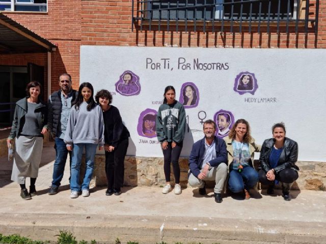 El IES Luis Manzanares, exhibe un mural colectivo de pintura sobre “Mujeres relevantes y pioneras” - 1, Foto 1