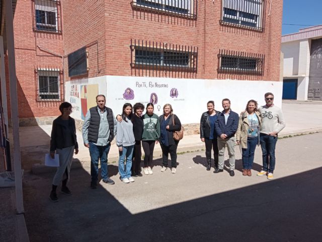 El IES Luis Manzanares, exhibe un mural colectivo de pintura sobre “Mujeres relevantes y pioneras” - 2, Foto 2