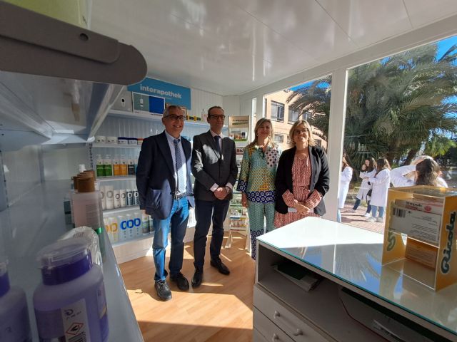 El consejero de Educacin visita la farmacia sostenible del IES Ramn y Cajal de Murcia, Foto 1
