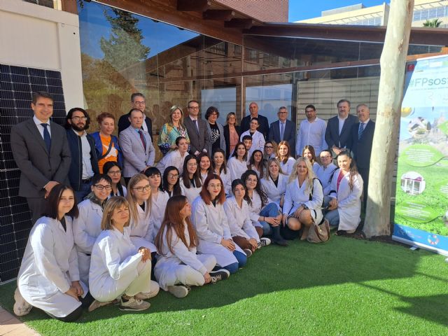 El consejero de Educacin visita la farmacia sostenible del IES Ramn y Cajal de Murcia, Foto 2