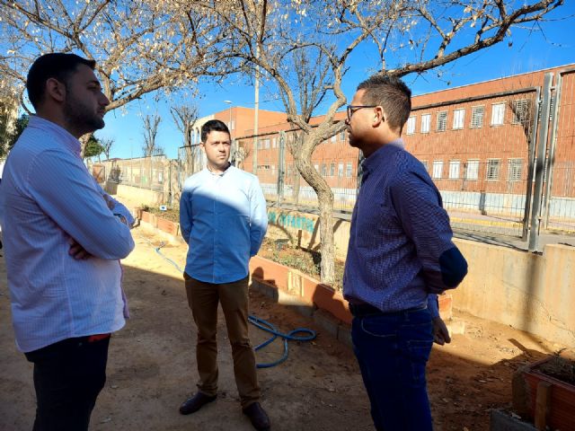 Los alumnos del colegio Hernández Ardieta de Roldán disfrutan de un nuevo huerto - 1, Foto 1