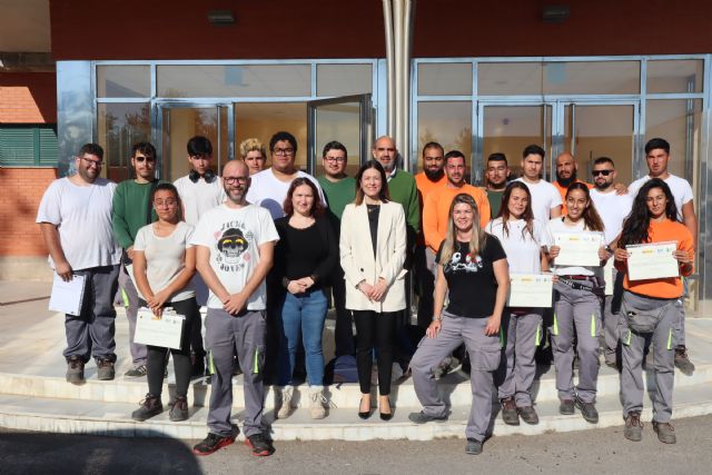 Los alumnos trabajadores participantes en el PMEF de jóvenes reciben sus certificados de profesionalidad - 1, Foto 1