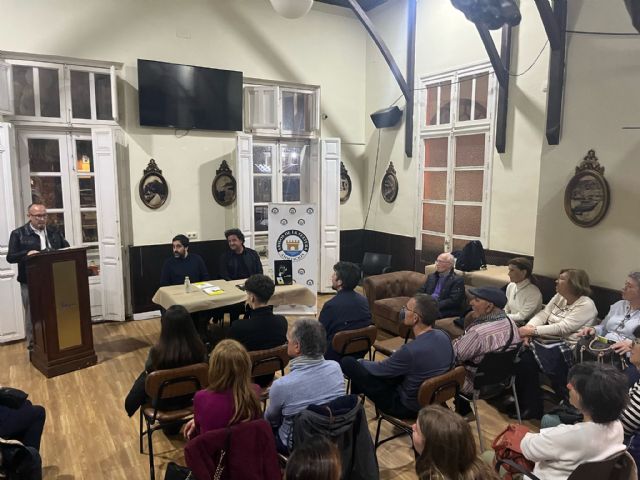 El Casino acoge la presentación del libro Las dos gravedades - 1, Foto 1