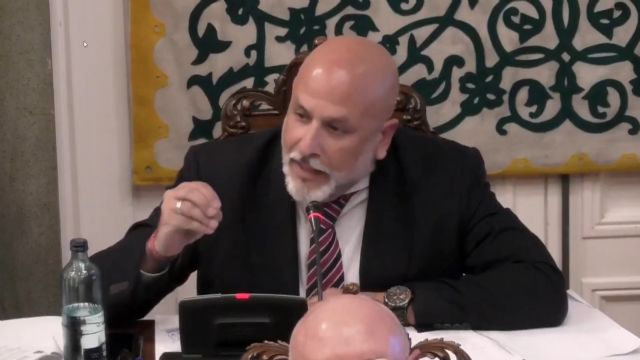 VOX consigue que los colegios celebren oficialmente los días del Padre, Madre, Abuelos y de la Familia - 1, Foto 1