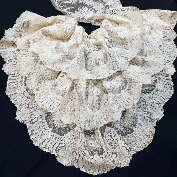 Devoción y generosidad, 266 hermanos y devotos ofrecen encajes históricos a la Virgen de la Esperanza en Alcalá del Río - 1, Foto 1