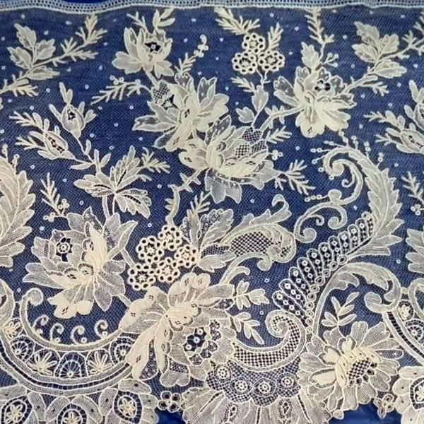 Devoción y generosidad, 266 hermanos y devotos ofrecen encajes históricos a la Virgen de la Esperanza en Alcalá del Río - 3, Foto 3