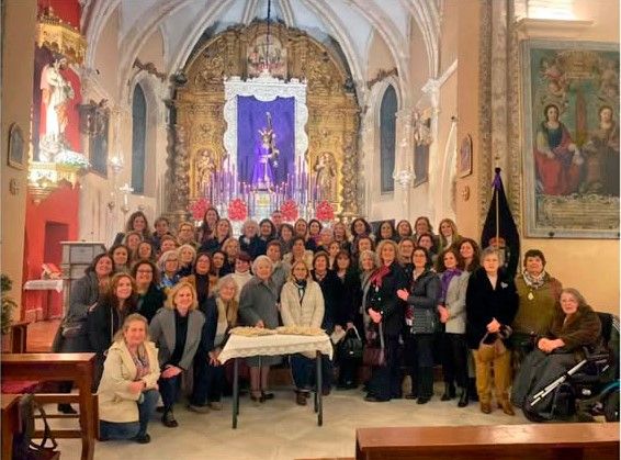 Devoción y generosidad, 266 hermanos y devotos ofrecen encajes históricos a la Virgen de la Esperanza en Alcalá del Río - 5, Foto 5