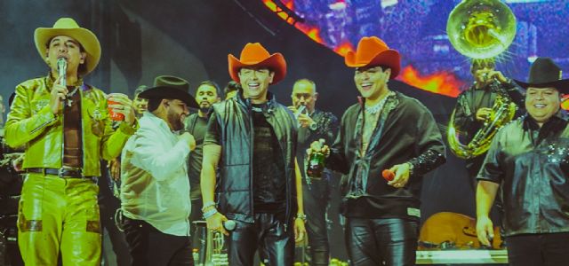 Diego Monroy hace historia en El Campín al cantar junto a Eduin Caz de Grupo Firme ante más de 60.000 personas - 4, Foto 4