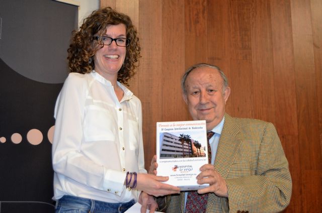 Diego Lorenzo, Presidente del Consejo de Administración de Hospital La Vega junto a la ganadora del premio, Leire Elizari, Foto 1