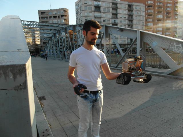 Un alumno de la Politécnica crea un robot oruga para inspeccionar escenarios de riesgo - 1, Foto 1