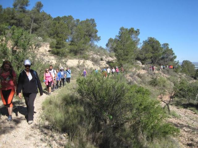Unos 30 deportistas participan en la Ruta de Senderismo al paraje del Madroñal (Cieza)