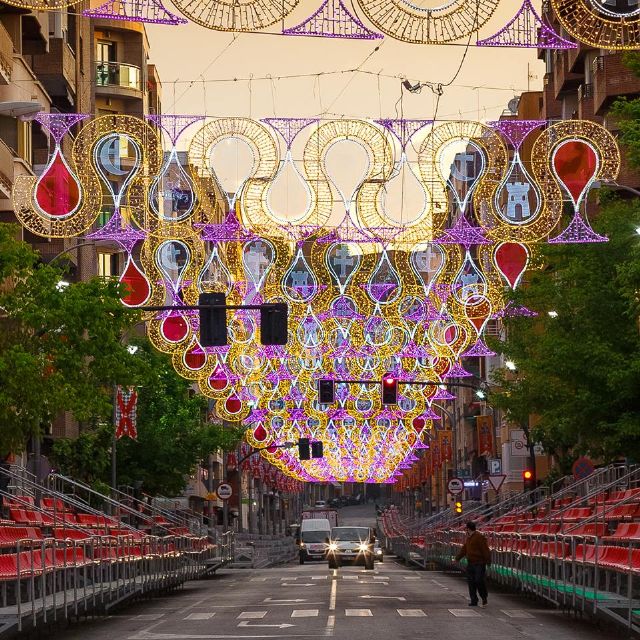Caravaca estrena un novedoso alumbrado de fiestas en la Gran Vía - 1, Foto 1