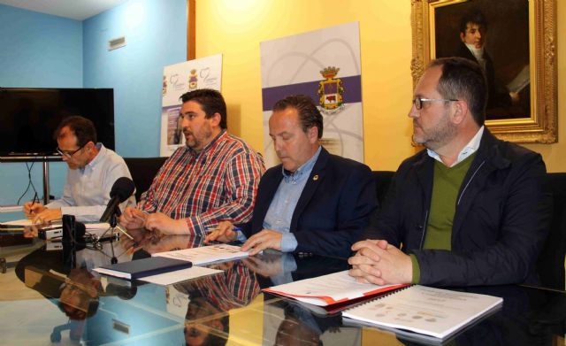 Caravaca estrena un novedoso alumbrado de fiestas en la Gran Vía - 2, Foto 2