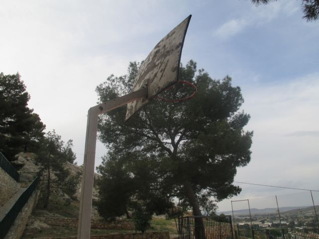 El Grupo Municipal de IU-Verdes denuncia el abandono de las pistas de baloncesto de la calle Rampa - 2, Foto 2