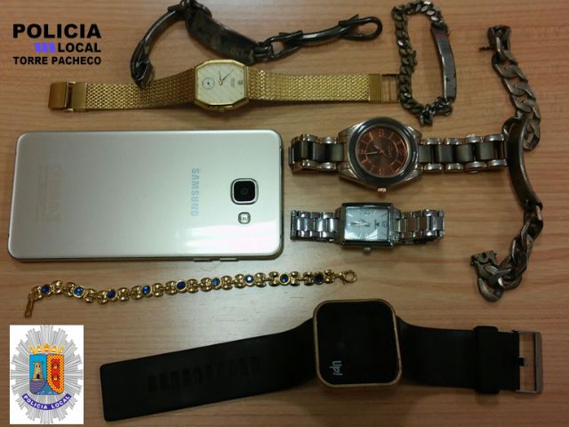 La Policía Local de Torre-Pacheco detiene a dos ladrones cuando forzaban la puerta de acceso a una vivienda - 1, Foto 1