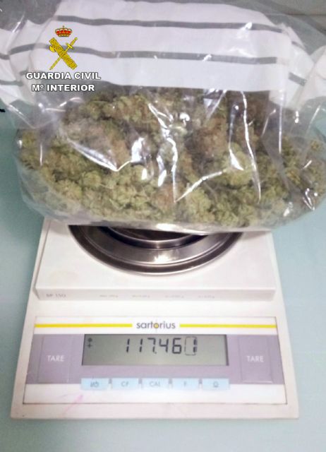 La Guardia Civil sorprende al conductor de una furgoneta con 120 gramos de cogollos de marihuana - 2, Foto 2